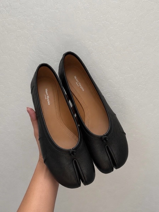 Maison Martin Margiela Shoes - Maison Martin Margiela Black Tabi Split-Toe Leather Flats